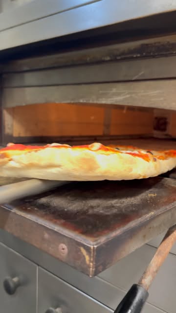 Pizza alla pala appena sfornata da Diciottozerozero
